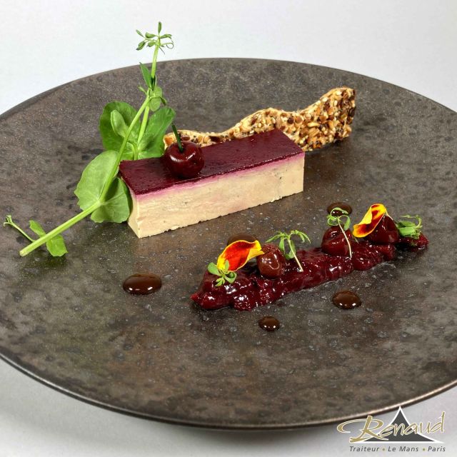 Pressé de Foie Gras de Canard Kampot et Cerises, Pickles et Chutney de Cerises

@les_traiteurs_de_france 
#renaudtraiteur #traiteursdefrance #gastronomie #iso20121 #traiteurevenementiel #foiegras