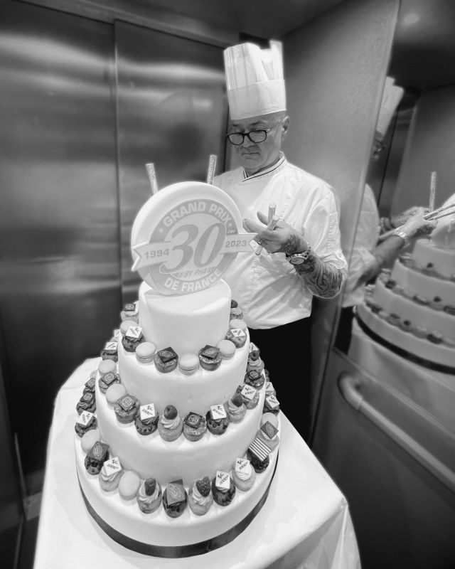 Quand même les ascenseurs deviennent des coulisses gastronomiques! 
De la précision, une grande capacité d'adaptation et une bonne dose de concentration sont nécessaires à nos Chefs pour amener leurs créations à bon port. Chaque détail est soigneusement pensé pour vous offrir un moment d'exception dans le lieu de votre choix. 

@les_traiteurs_de_france 
#traiteursdefrance #renaudtraiteur #traiteurevenementiel  #Coulisses #missiongourmande