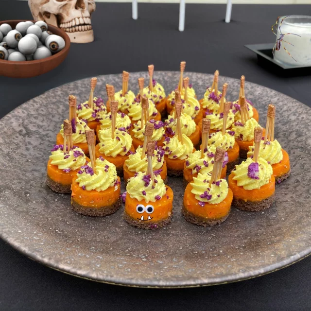 🎃 Joyeux Halloween ! 🎃
Savarin Carotte à la Crème Végétale et Graine de Meaux

@les_traiteurs_de_france 
#renaudtraiteur #lestraiteursdefrance #halloween #halloweenfood #traiteurevenementiel #carottevivante